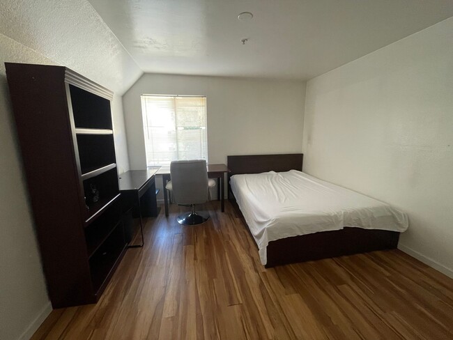 Building Photo - One Bedroom One Bathroom Condo Near The Un...