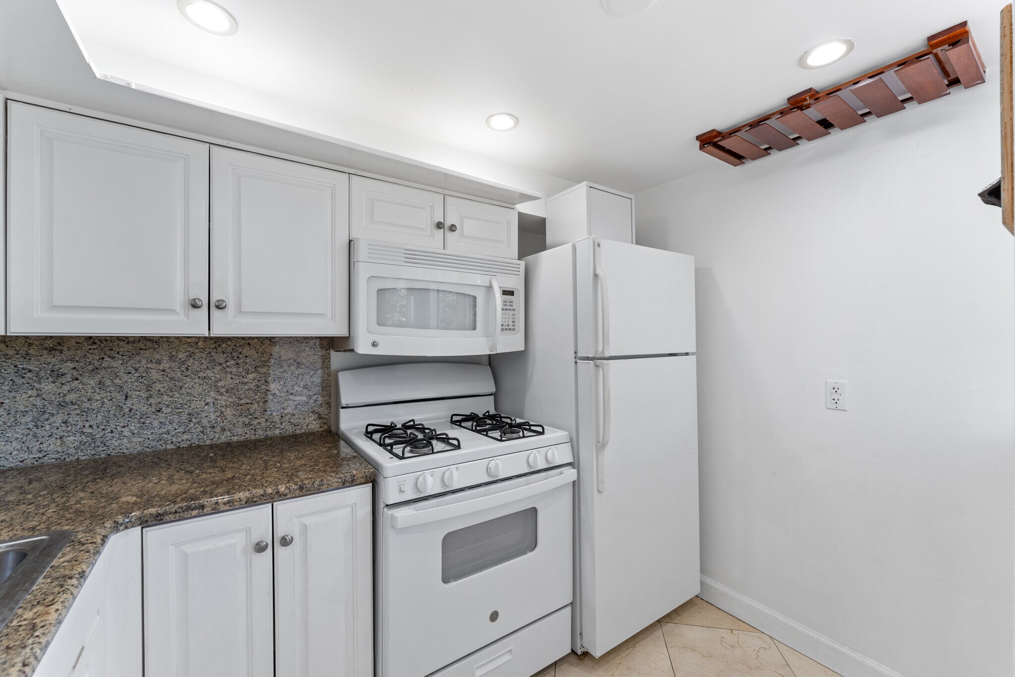 Building Photo - 2539 S Bayshore Dr