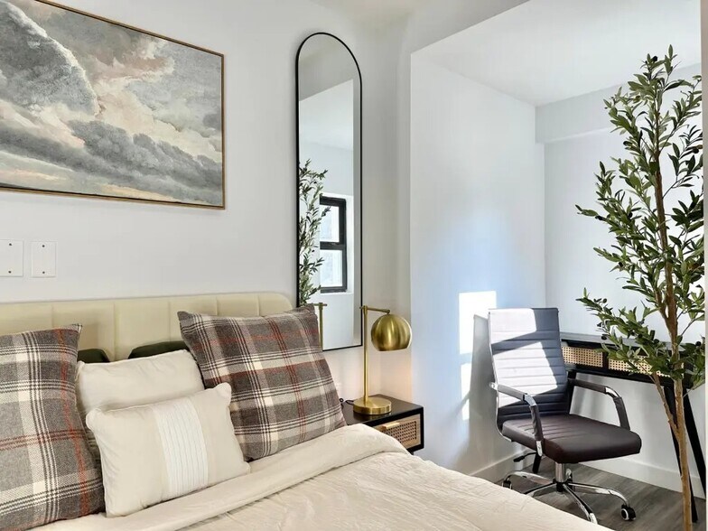 Building Photo - Furnished room/NOT APARTMENT