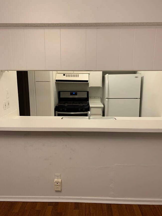 Kitchen - 3431 N Hills Dr