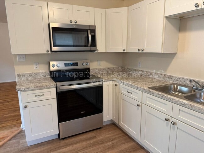 Building Photo - 3817 Woodlake Dr