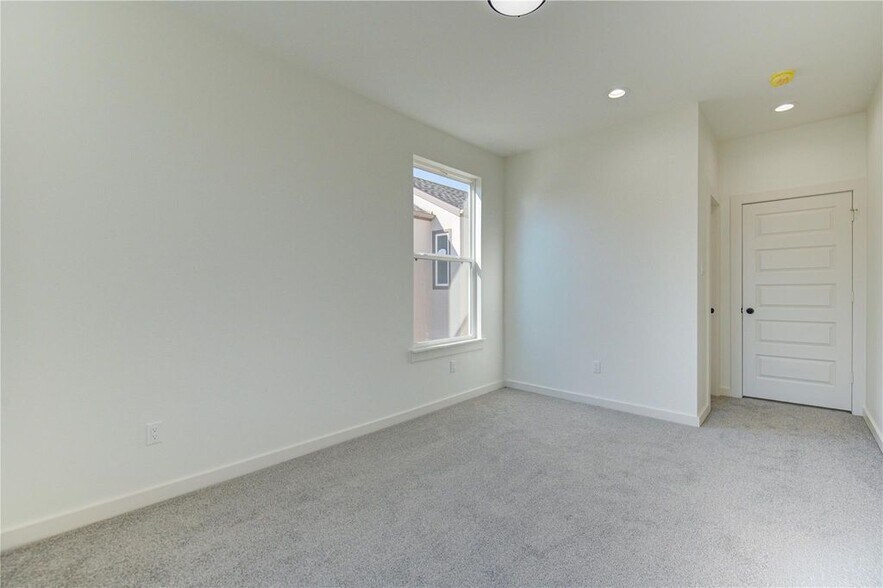 Building Photo - 2920 El Fenice Ln