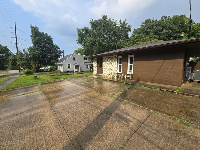 Building Photo - 811 Marvin St