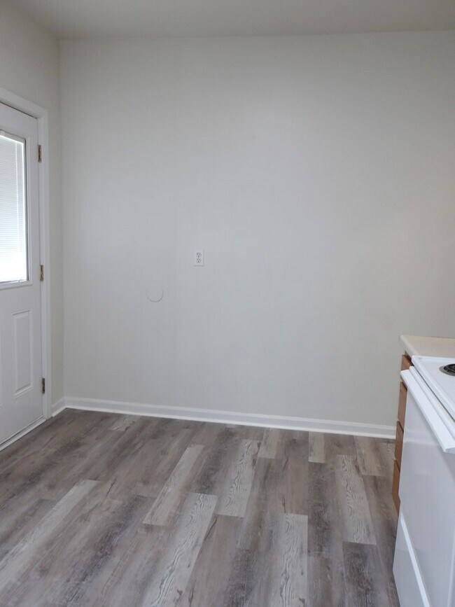 Building Photo - 633 W Ormsby Ave