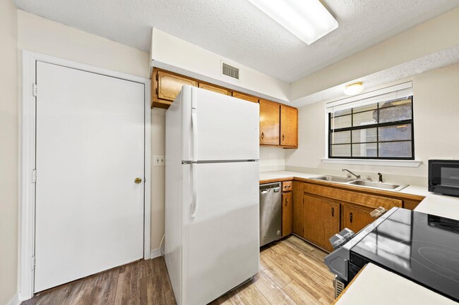 Building Photo - 236 Parkwood Cir