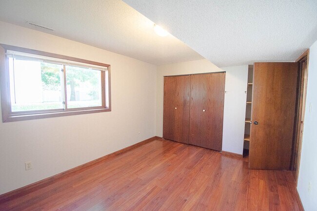 Building Photo - NW Rochester Split-Level with Vaulted Ceilings & Detached 2-Car Garage