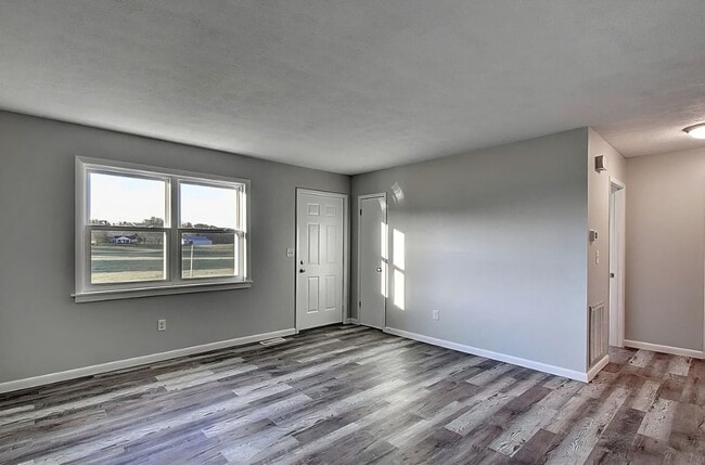 Building Photo - 2 Bedroom/ 1 Bath Duplex convenient locati...