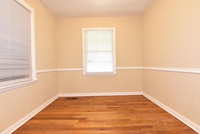 Building Photo - 1108 E Magnolia Ave