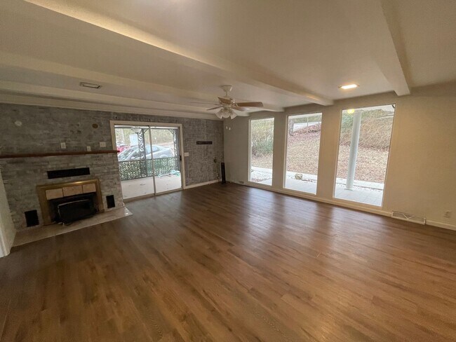 Building Photo - Rental Home in Hollister MO 3 bedroom 3 bath home with garage and fenced yard