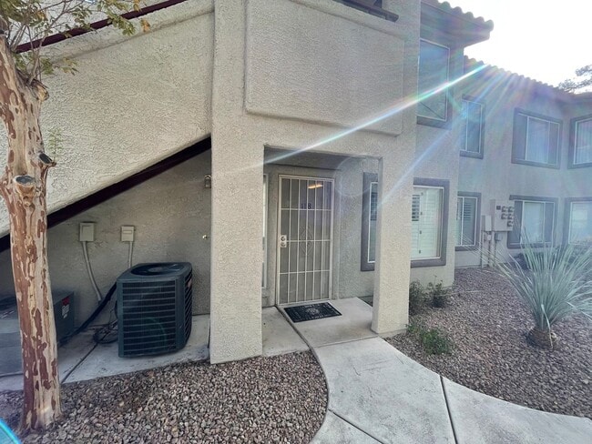 Building Photo - 4955 S Lindell Rd