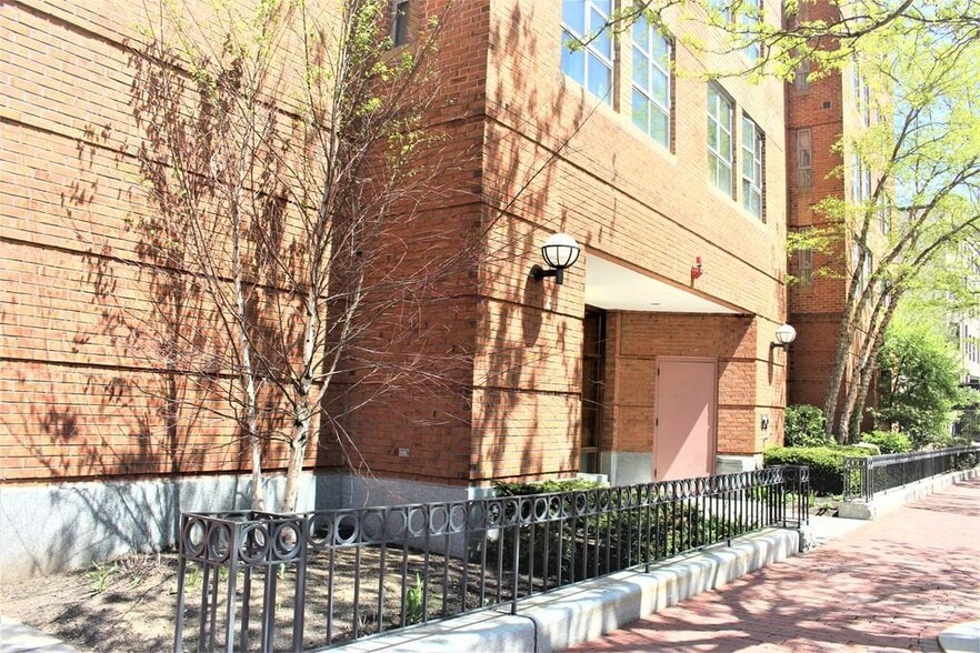 Building Photo - 931 Massachusetts Ave