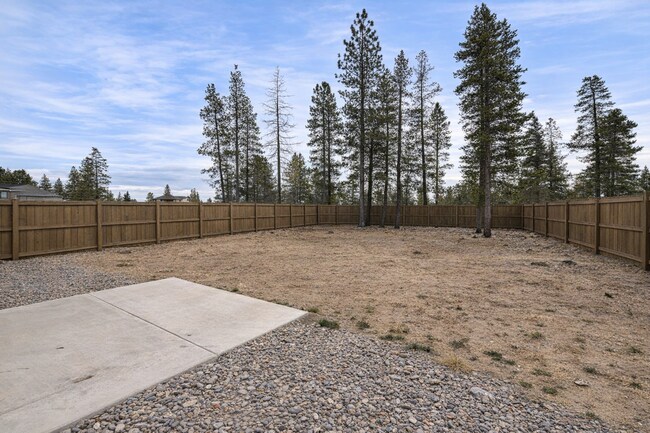 Building Photo - GORGEOUS LA PINE HOME! LARGE FENCED YRD, PELLET STOVE, UPGRADED KITCHEN & MORE!!