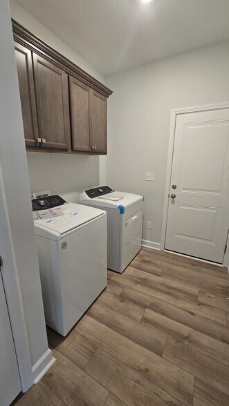 Washer & Dryer on 1st floor - 55 Paper Birch Trl