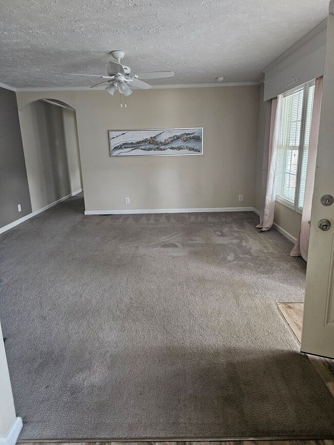 Building Photo - 3 Bedroom 2 Bath Home with large Sunroom i...