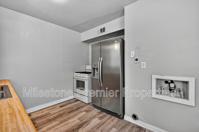 Building Photo - 401 S Contemporary Dr