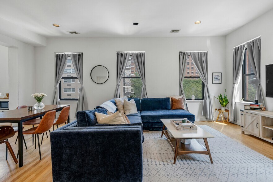 Primary Photo - 300 Hudson St