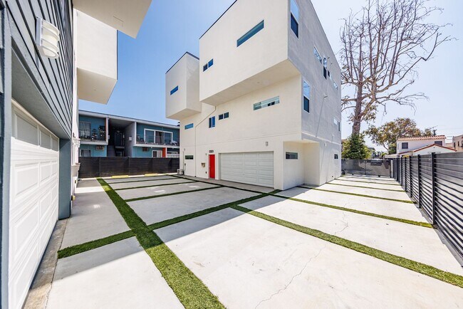 Building Photo - 3015 Alsace Ave