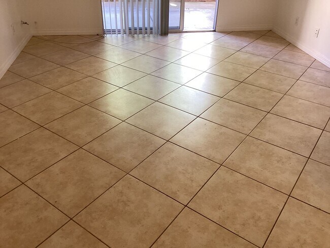 Building Photo - Downstairs Condo Located in the Gated Community of Las Palmas