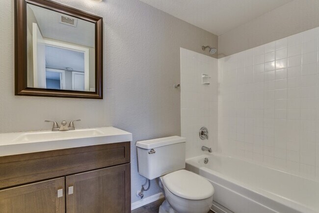 Building Photo - ? Newly Remodeled! 3-Bed/2-Bath in North P...