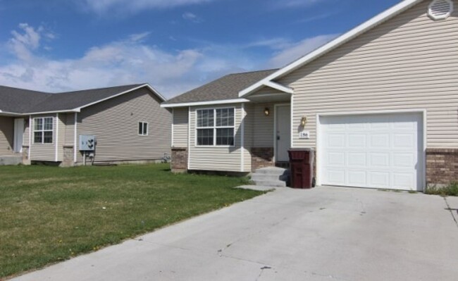 Building Photo - Newer 3 bedroom twin home in east Idaho Falls