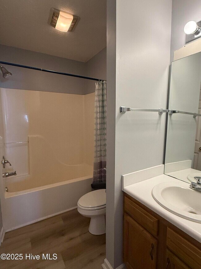 Building Photo - 1308 E Oak Island Dr