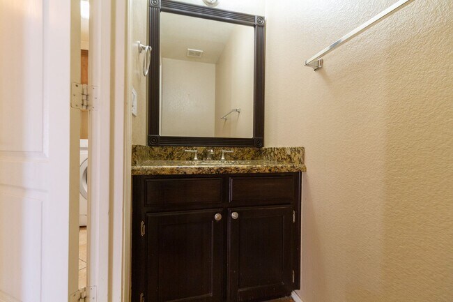 Building Photo - AMAZING 4 BED, 2.5 BATH HOME LOCATED NEAR 67TH AVE & UNION HILLS