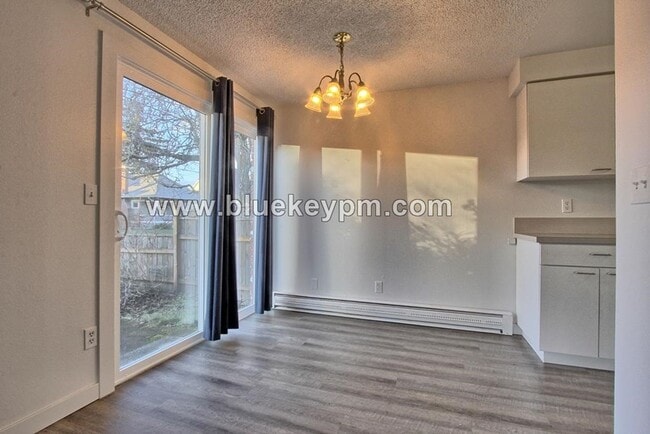 Building Photo - 2 Bed, 1 Bath Duplex with Fully Fenced Yard at SE Holgate Blvd and SE 70th Ave