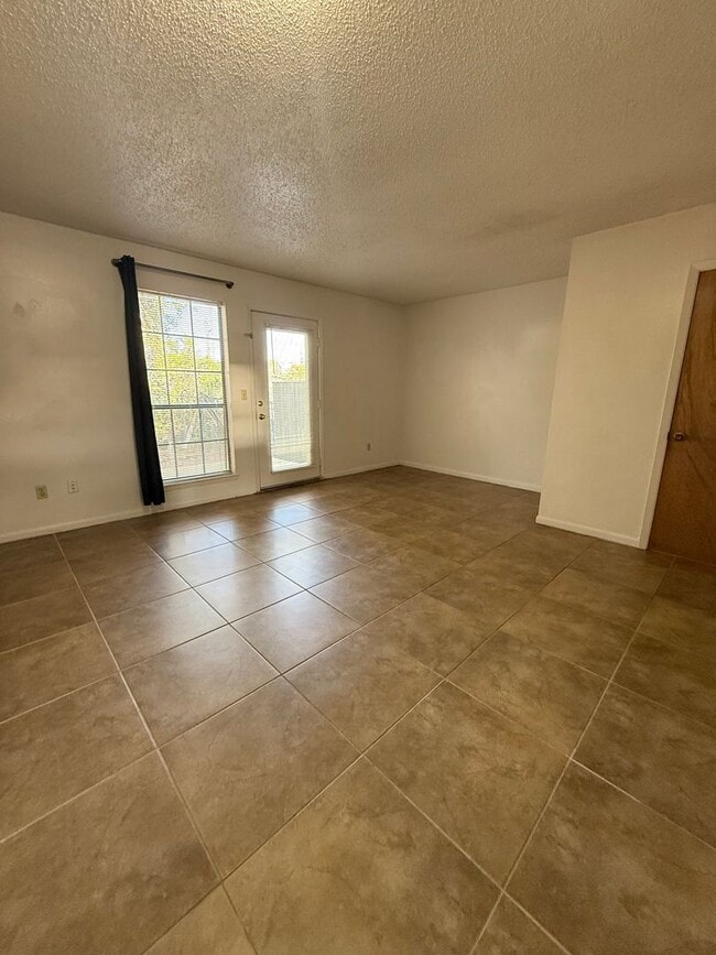 Building Photo - 113 Classic Ct