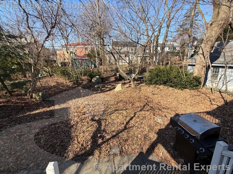 Building Photo - 138 Larch Rd