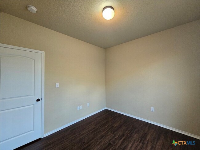 Building Photo - 697 Creekside Cir