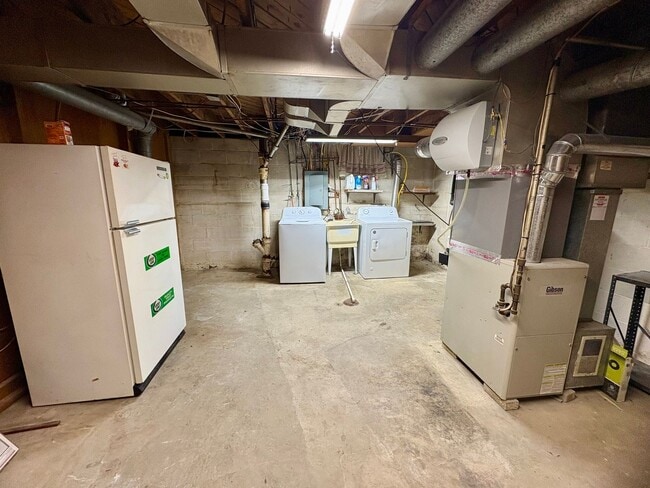 Building Photo - 3 Bedroom 2 Bathroom Cape Cod Available in York!