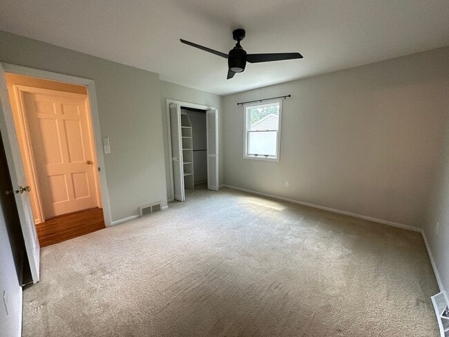 Building Photo - Large 4 bedroom ranch in Forest Hills