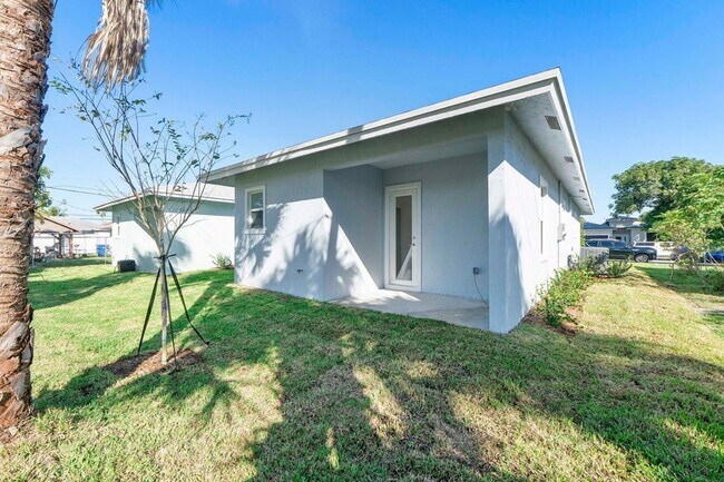 Building Photo - 1573 W 16th St