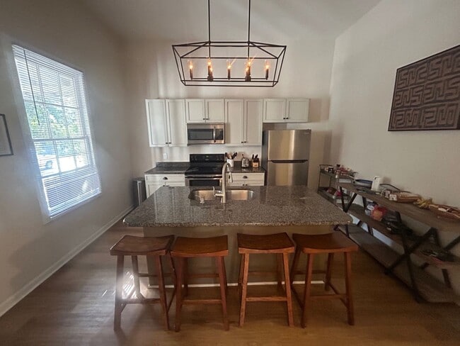 Building Photo - 827 Silver St