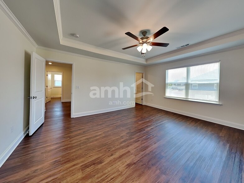 Building Photo - 5223 Valor Dr