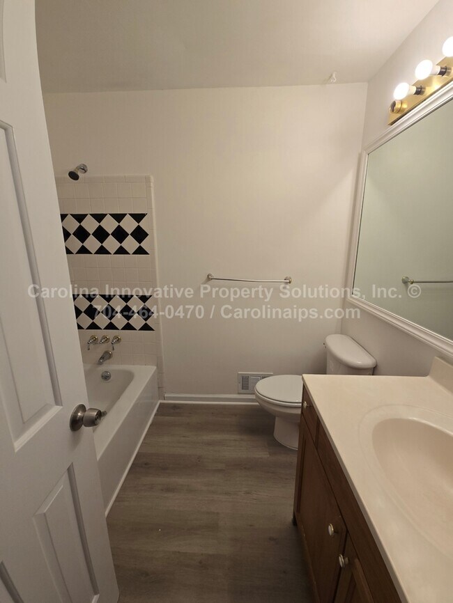 Building Photo - 1805 Falconhurst Dr