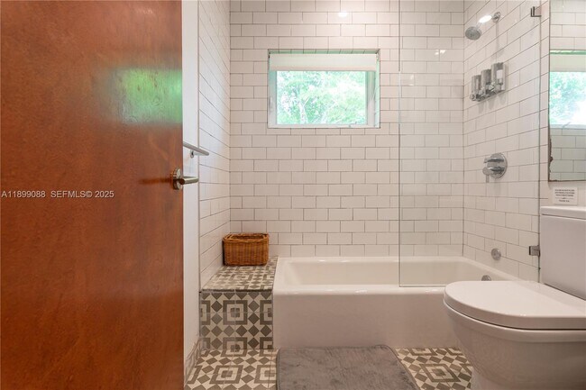 Building Photo - 523 NE 68th St