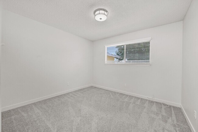 Building Photo - Private pool oasis!