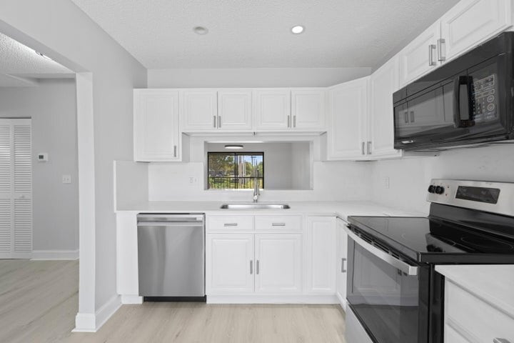 Building Photo - 350 E Club Cir