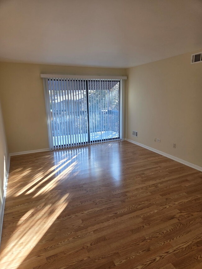 Building Photo - 626 S Cass Ave