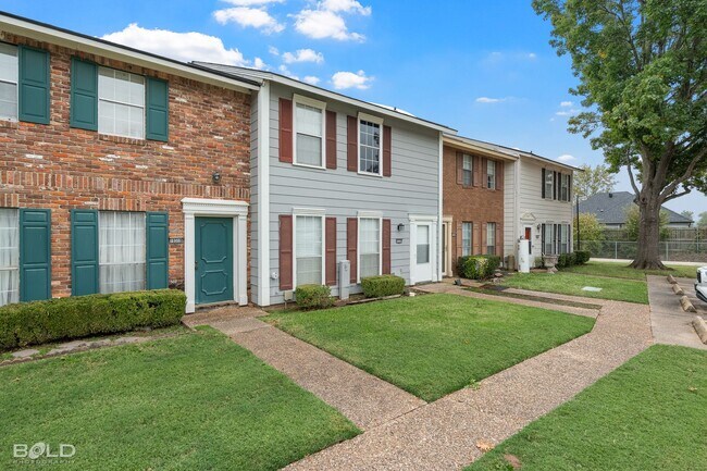 Building Photo - 3 bed 2 bath Town House