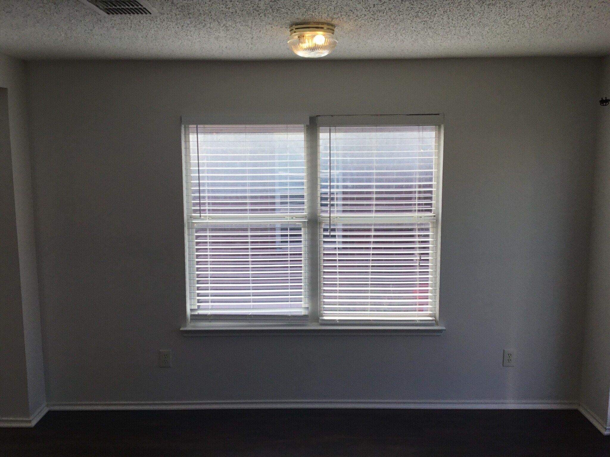 Building Photo - 902 Pryor Dr