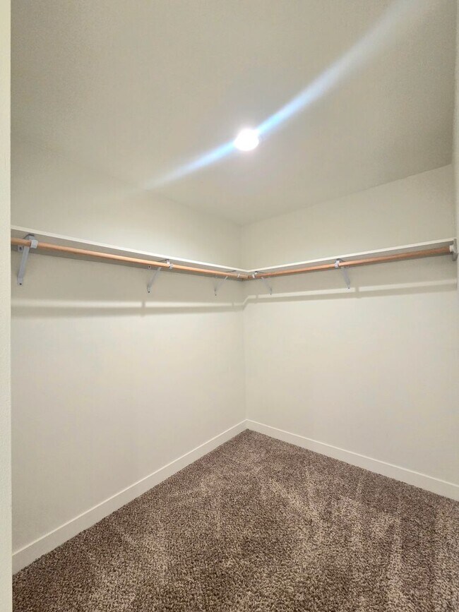 Building Photo - Newer Rambler in Mary Hill Estates!