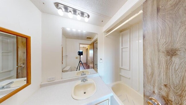 Building Photo - 9815 N Log Rd