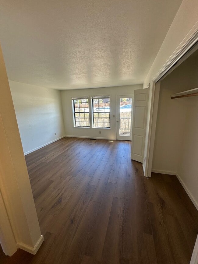 Building Photo - Long Term Glenshire Lease, 3 Bedroom House With Garage