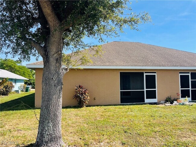 Building Photo - 3018 SE Santa Barbara Pl