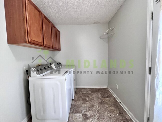 Building Photo - 523 Whitewater Dr