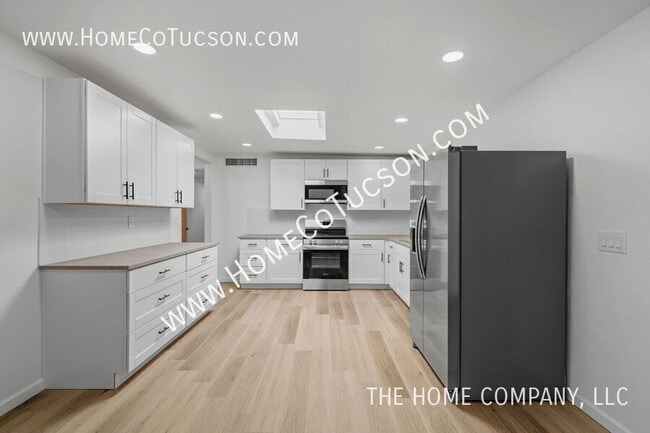 Building Photo - 7461 E Victoria Dr