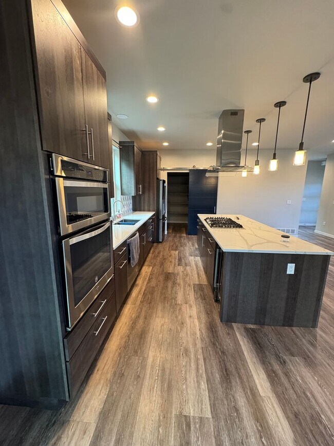 Building Photo - Stunning home in desirable Eagle River neighborhood