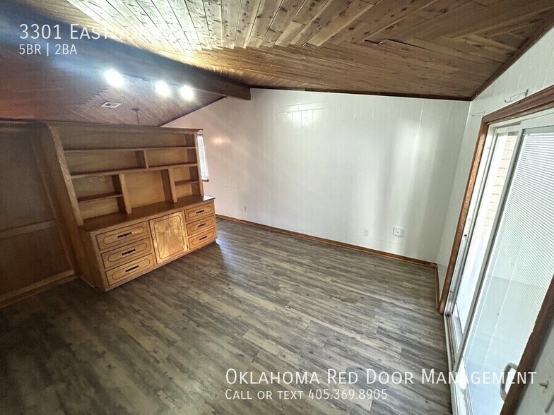 Building Photo - 3301 Eastwood Cir